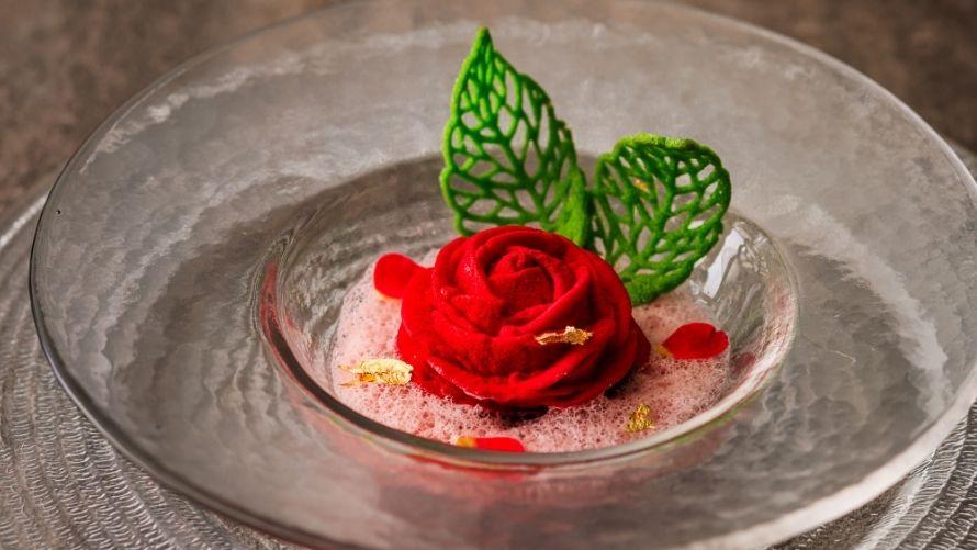 ピスタチオムースとフレーズショコラ ローズ仕立て