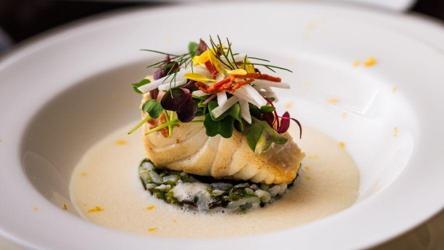 白身魚に蕪とベーコンのサラダ 海藻の白ワインリゾットとほんのり柚子の香るナージュソース