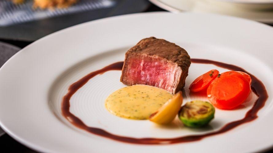 牛フィレ肉のステーキ クミン風味の人参添え ベアルネーズソース