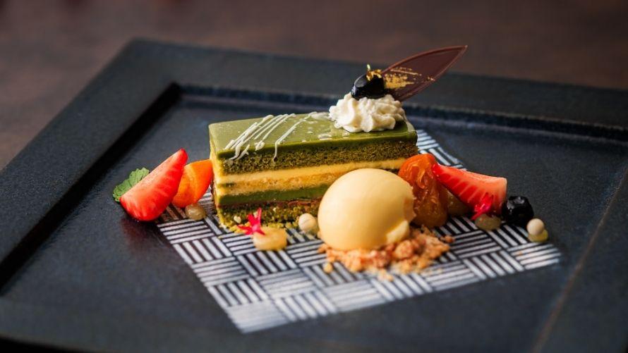 抹茶のオペラ バニラアイス添え