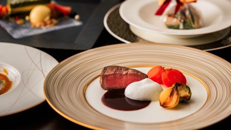 国産牛フィレ肉のステーキ クミン風味の人参添え 赤ワインのレディクションとパルメザンのエキューム