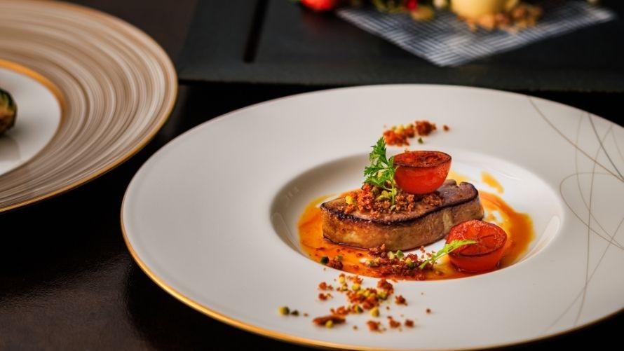 フォアグラのポワレ ほろ苦い金柑のコンポートとパンデピスのパウダー