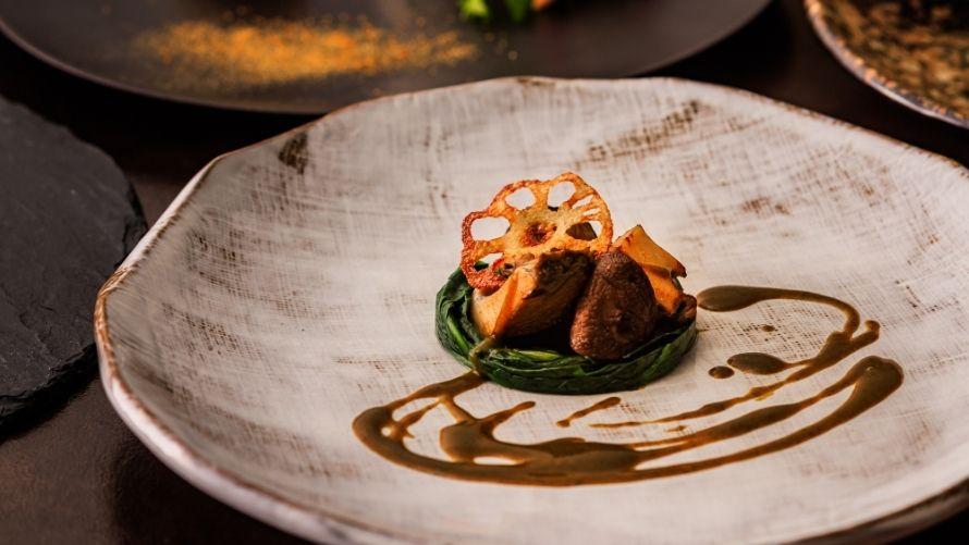 柔らかく煮た鮑の焦がしバターステーキ 肝のソース