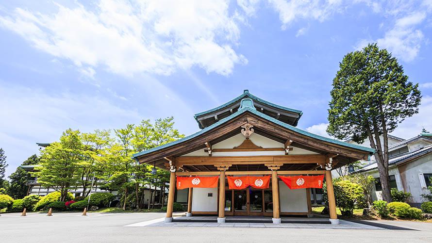 龍宮殿本館の正面玄関で建物は国指定登録有形文化財にも指定されている。