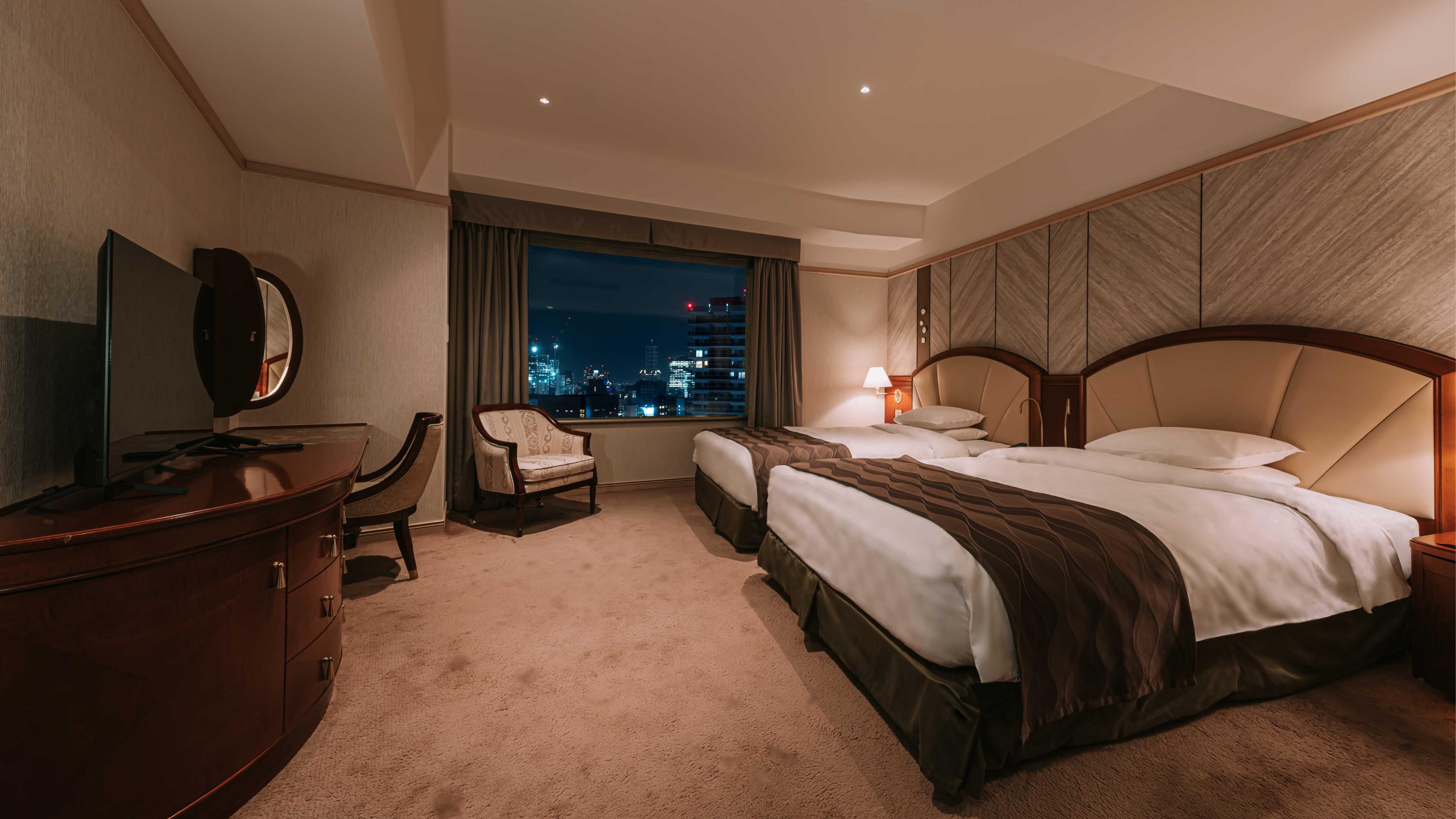 クラブロイヤルスイートルーム（105㎡）は、リビングルームのソファベッドを使用し最大6名さまでご宿泊可能。