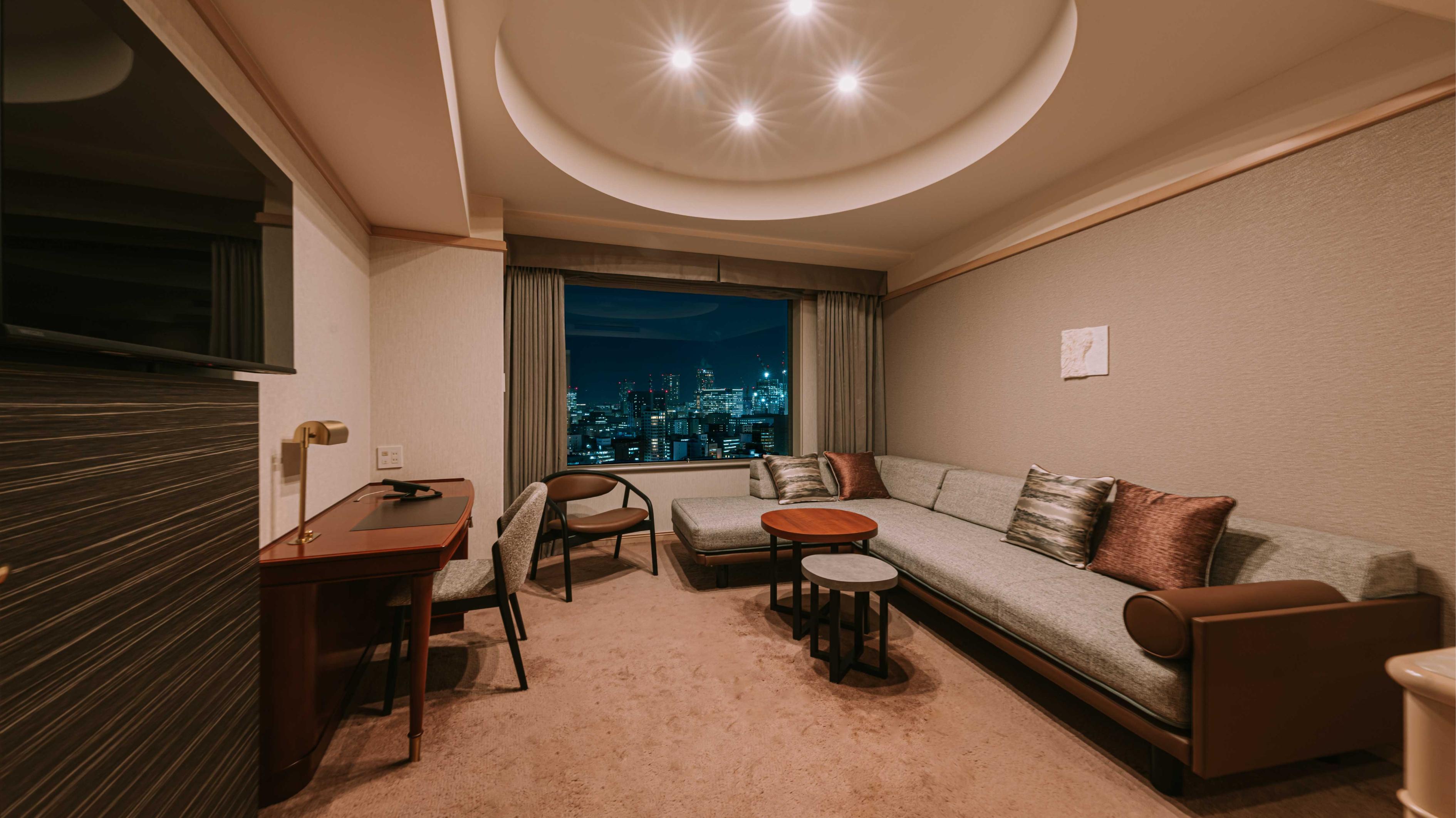 クラブスイートルーム（63㎡）は、リビングルームのソファベッドを使用し最大4名さまでご宿泊可能。