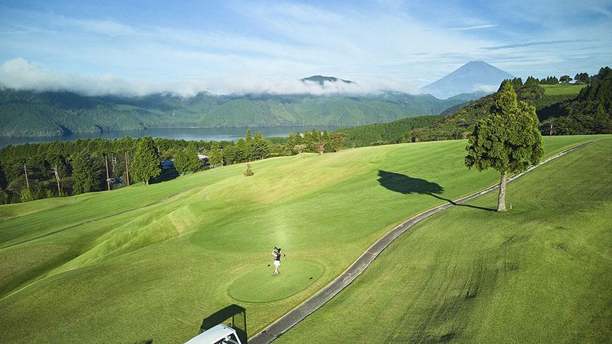 箱根園ゴルフ場から望む富士山と芦ノ湖
