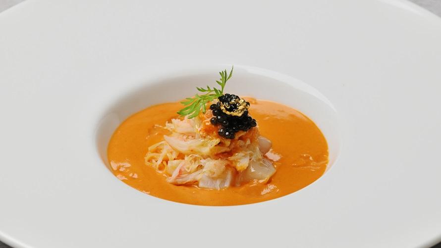 ズワイ蟹と香草のロワイヤル仕立て　濃厚な蟹のビスクとキャビアを添えて