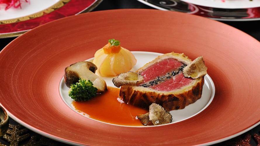 和牛フィレ肉のウェリントン風パイ包み焼き りんごとホロホロ鳥とのコンポジション 黒トリュフと貴腐ワインのソース