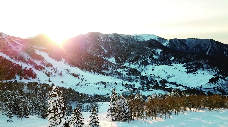 パノラマゲレンデ山頂から望む朝日の様子