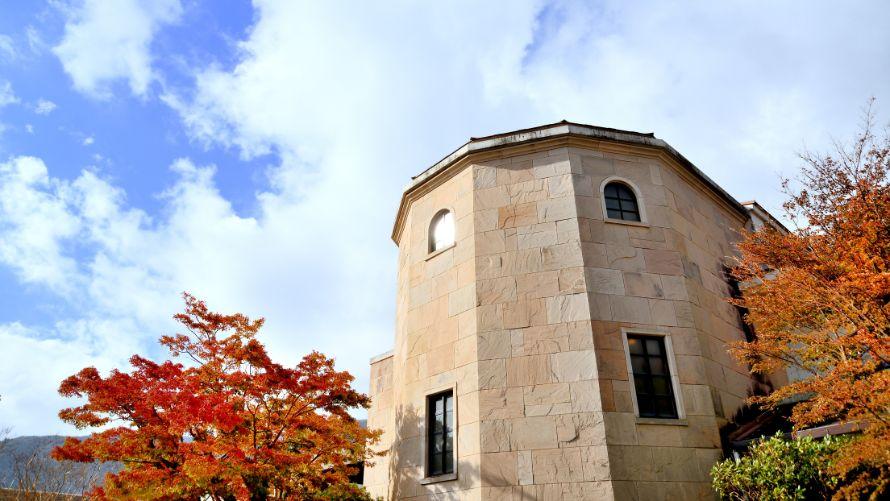 秋のホテル外観