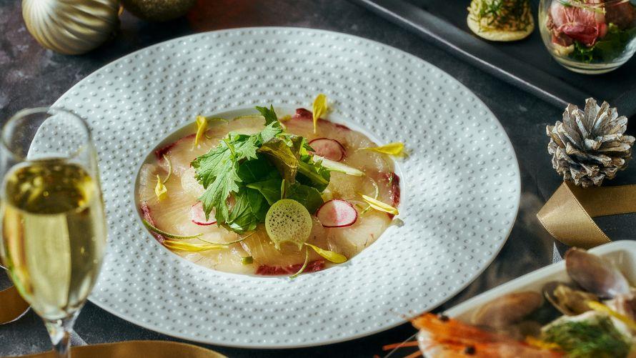 リースに見立てた鰤のカルパッチョ