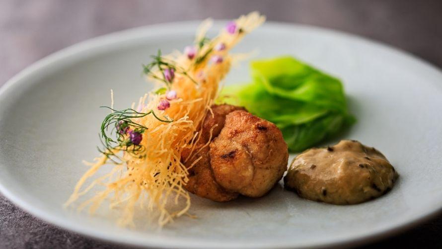 リ・ド・ヴォーのムニエルとキャベツ トリュフと昆布のソース