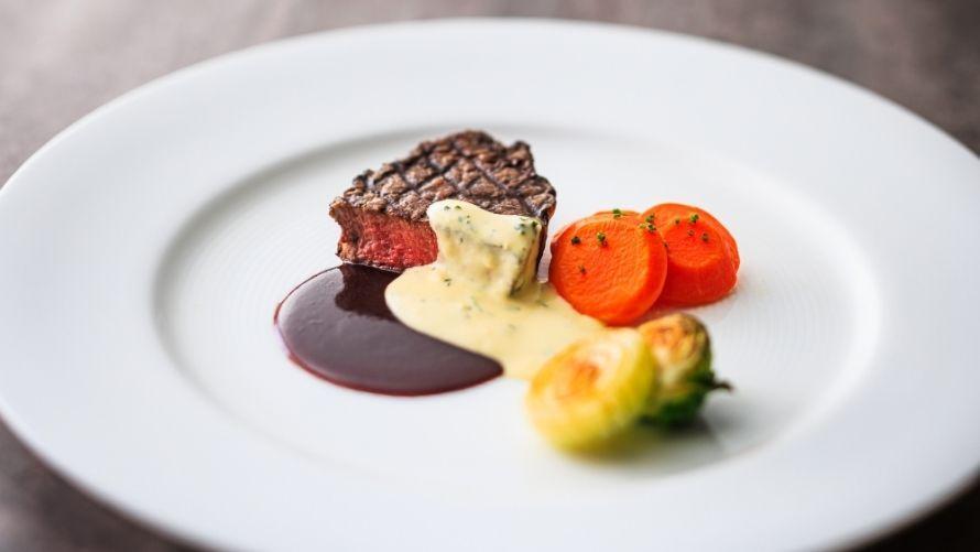 牛フィレ肉のステーキ クミン風味の人参添え ベアルネーズソース