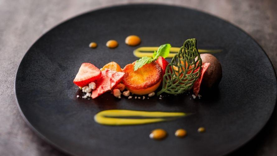 マスカルポーネのスフレ フルーツとチョコレートアイス添え