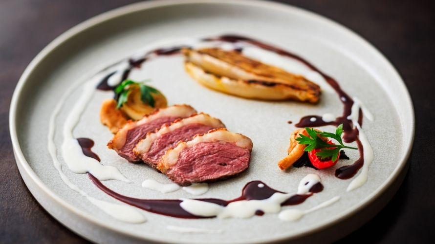 鴨胸肉のローストとアンディーブのブレゼ ソースルアネーズとジュのクリーム