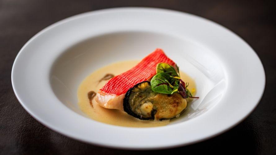 金目鯛の白ワイン蒸しと牡蠣のソテー 茸のクーリと白ワインのソース