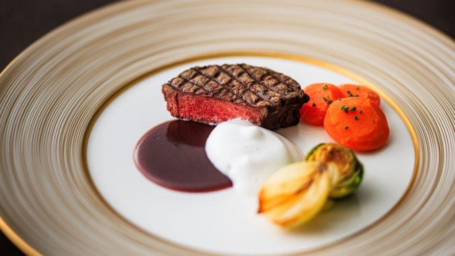 葉山牛のロースト クミン風味の人参添え 赤ワインのレディクションとパルメザンのエキューム