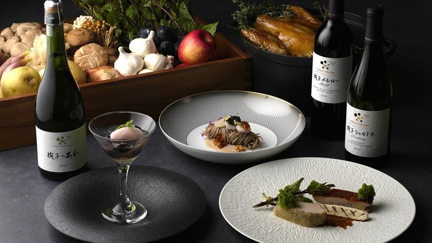 ダイニング ブルーム・客室と、限定ディナー&amp;ペアリングドリンク