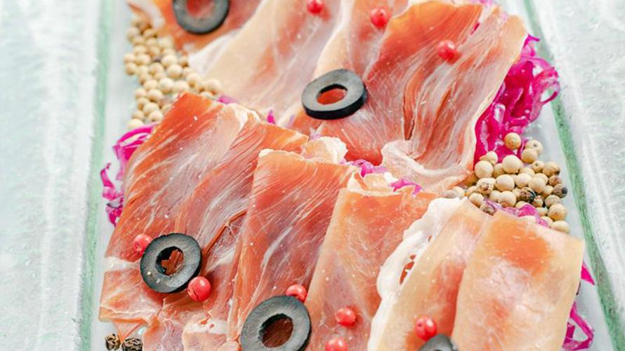 紫キャベツのラぺとりんご生ハム: 爽やかなジュニパーベリーが素材の味をまとめ上げます。