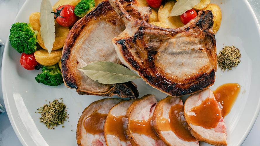 ローストポーク ローズマリー風味のソース: ローズマリーの清々しい香りが豚肉の旨味を引き出します。