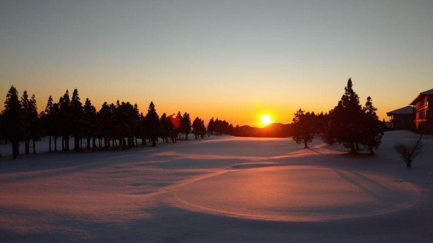 広大な自然: 山々に囲まれた立地が「秘境宿」であることを一目で示し、都会の喧騒から完全に離れた場所