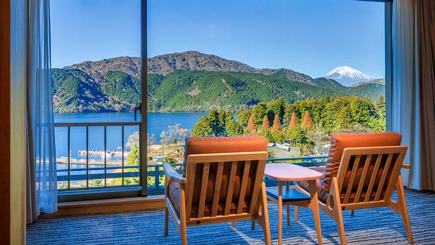 開放的な窓から富士山と芦ノ湖を一望できる客室