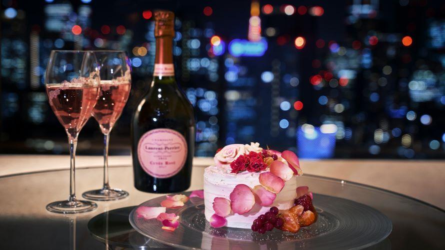 シャンパンを片手にクリスマスケーキを囲むおとなのクリスマス