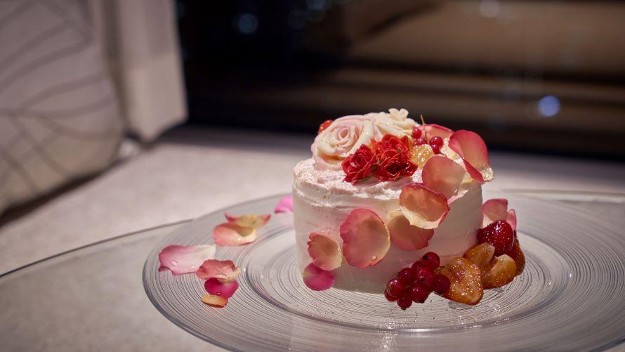 バラを添えたパティシエ特製ケーキ