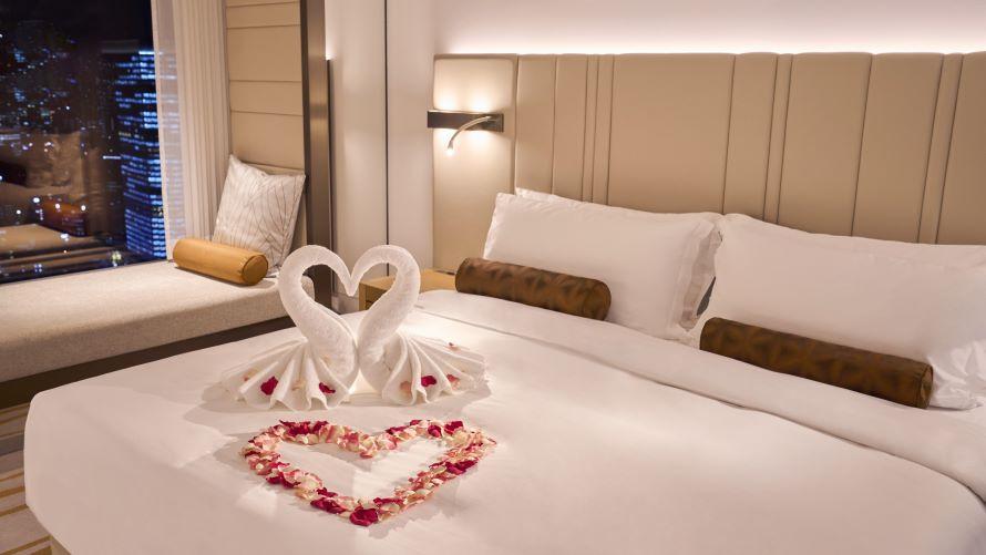 お部屋を華やかに装飾いたします