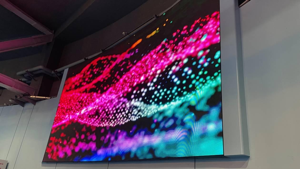 マクセルアクアパークのドルフィンパフォーマンス会場にある大型のLEDビジョン。