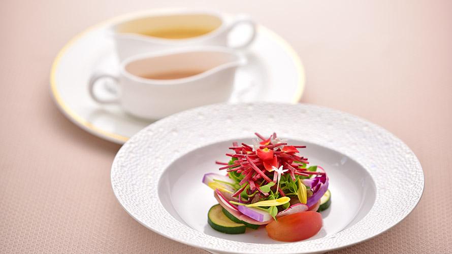 トマトと彩り野菜のサラダ ビーツのアクセントで 2種類のドレッシングで　柑橘風味のドレッシング 曾我の梅ドレッシング