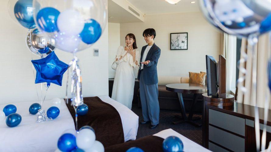 青と白のバルーンで飾られた客室