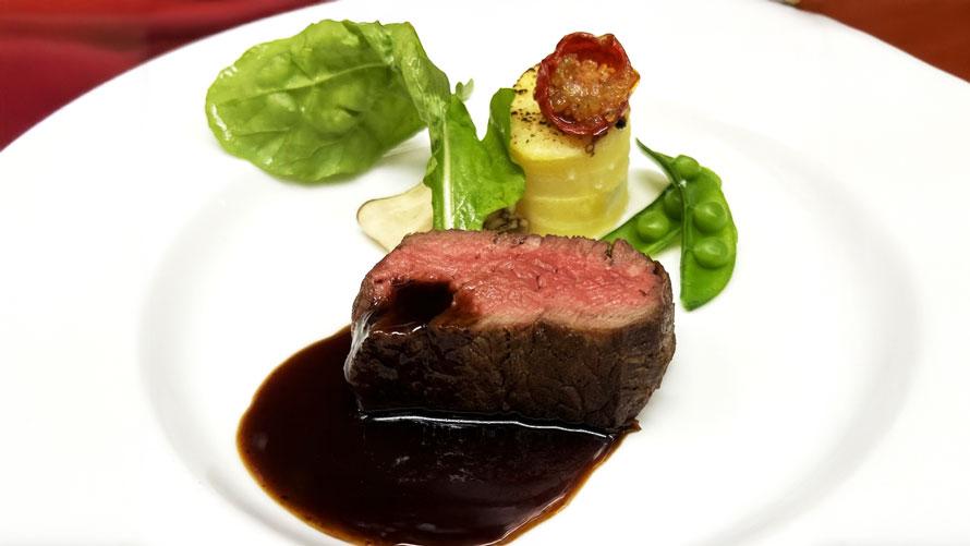 北海道産牛フィレポワレ　赤ワインソース