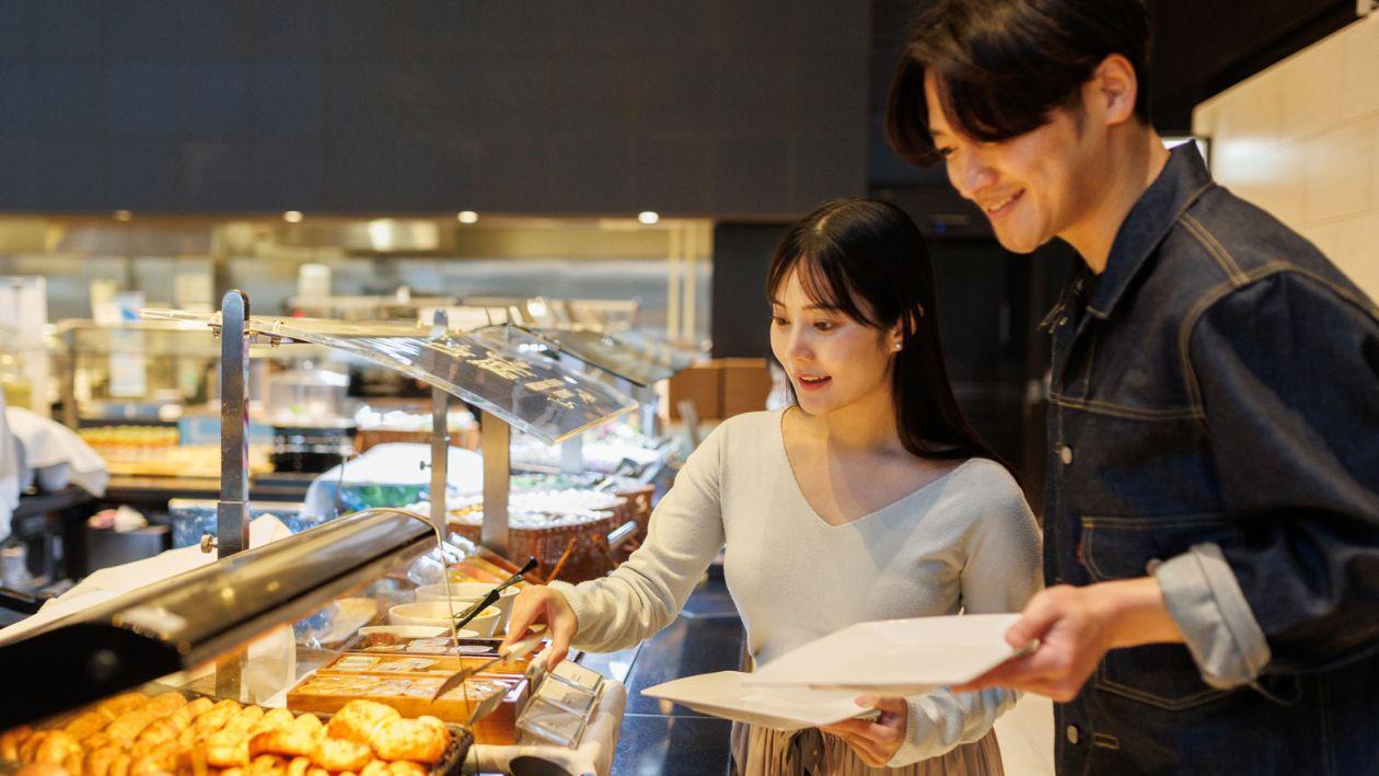ブッフェ朝食を楽しむ2人の様子