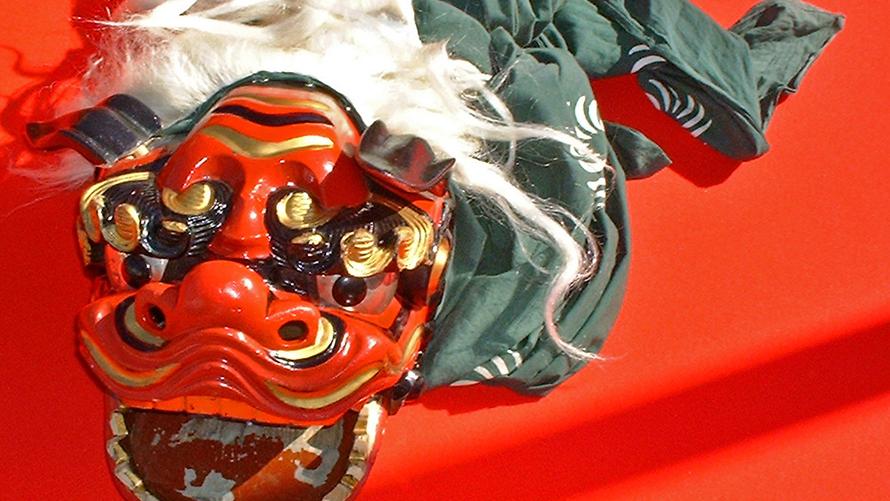 新春の祝「振る舞い酒」と「獅子舞パフォーマンス」