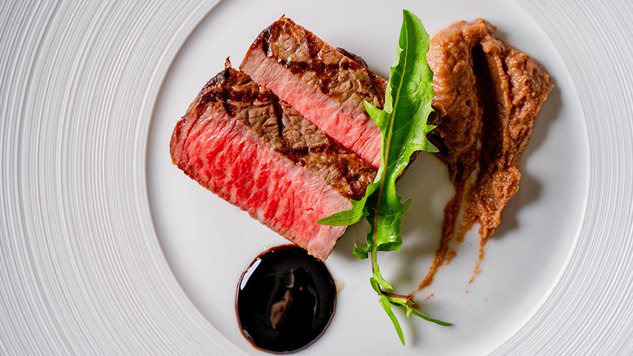 国産牛ロース肉のグリル」栗のパッサート　芳醇な赤ワインソース