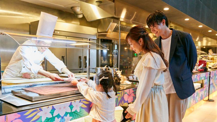 LUXE DINING HAPUNAでシェフからローストビーフを受け取るお子さま