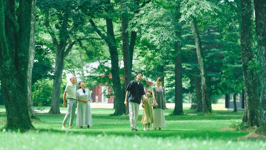 軽井沢の自然の中を散歩する三世代ファミリー