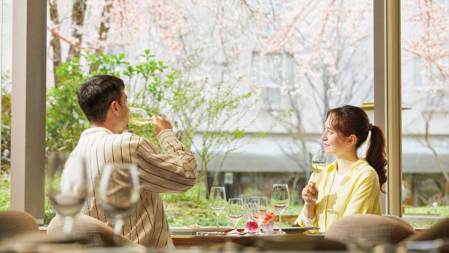 自然に囲まれた中庭を眺めながらリラックスするひと時