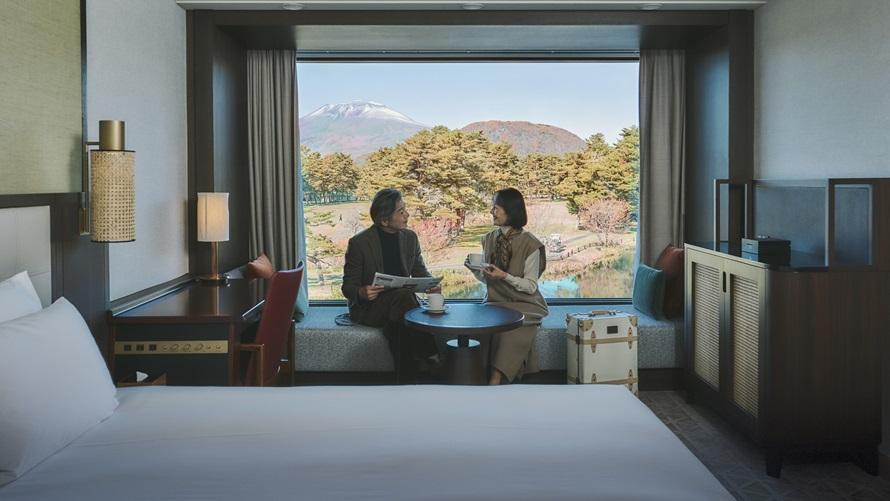 エグゼクティブツインのデイベッドに並んで語らうご夫婦