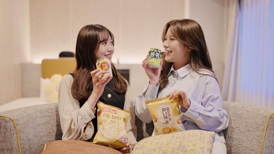 ホテルの客室で韓国スナックを楽しんでいるイメージ