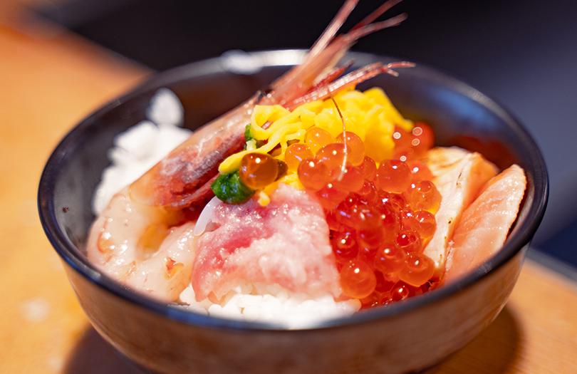 シェフが取り分ける海鮮丼