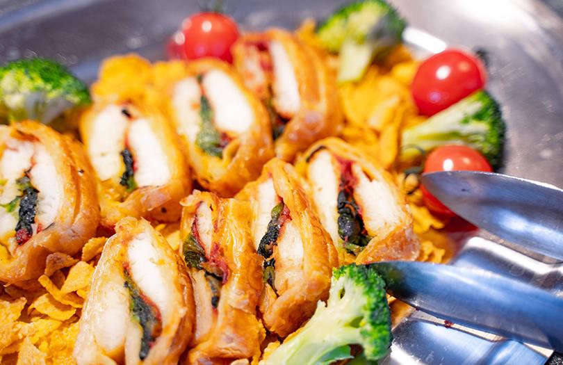 シーフードパイ包み焼きカニとトマトのソース