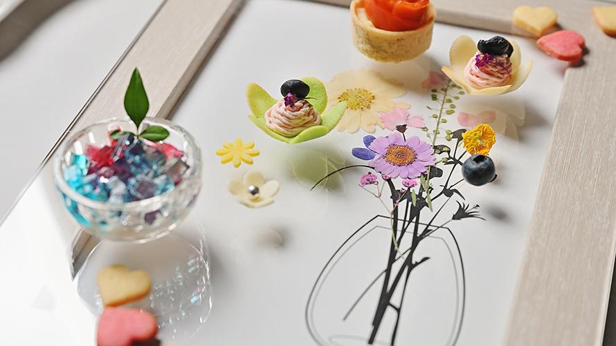 額縁の上のアクリルプレートに、抹茶のラングドシャや桜のスコーンなど、春らしいスイーツを自由にレイアウト。