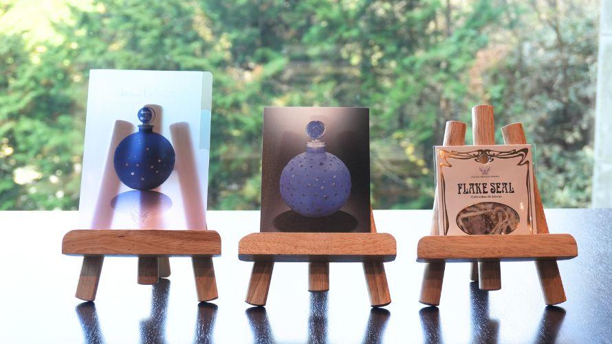 プランについているお土産、箱根ラスク、ラリック美術館オリジナルグッズ3点、地元画家の絵葉書。