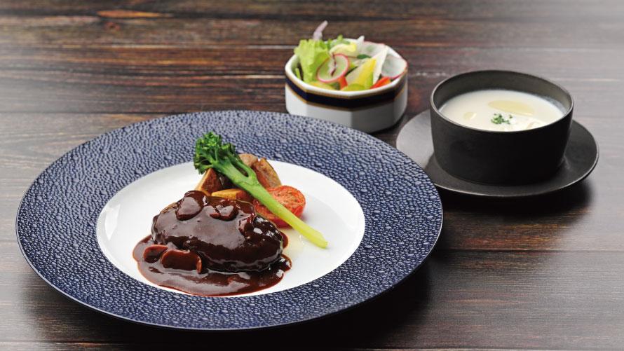 旨みの濃い黒毛和牛に、きめ細かな肉質と甘みが特長の黒豚を合わせ、肉本来の味わいを引き出した「黒毛和牛と黒豚のハンバーグステーキセット」