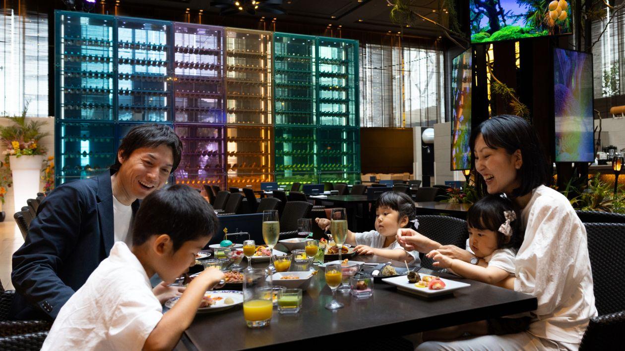 品川プリンスホテルのスタイリッシュなブッフェレストラン「LUXE DINING HAPUNA」で食事する家族