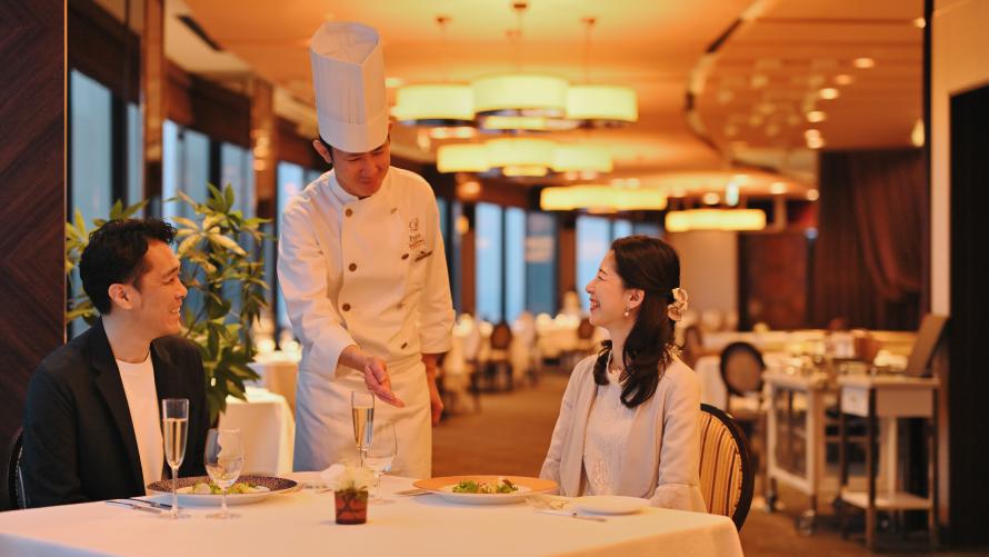 最上階のレストランで優雅なディナータイム