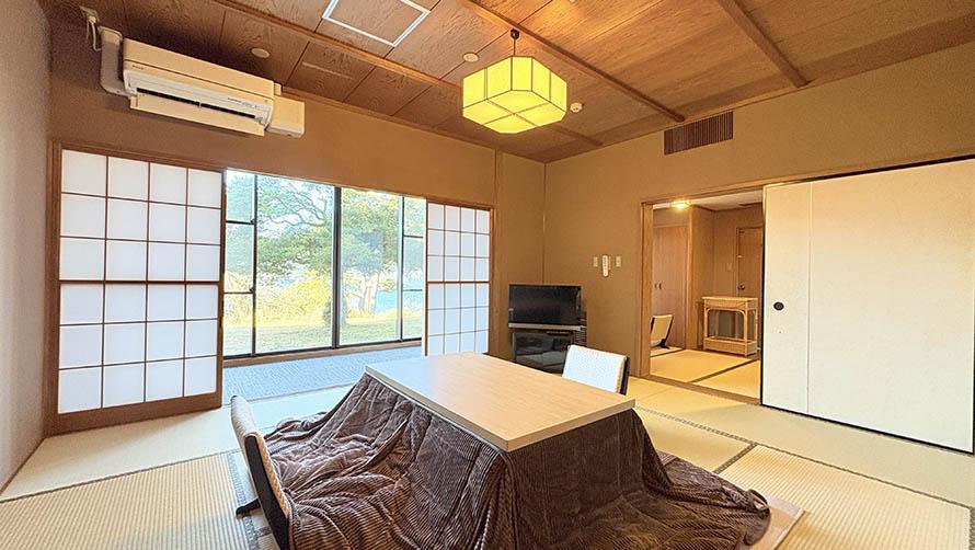 絶景日帰り温泉龍宮殿本館個室でこたつを設置している様子